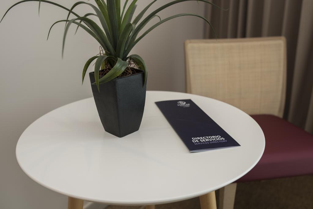 Estelar Cartagena De Indias Hotel Y Centro De Convenciones Buitenkant foto A table with a plant
