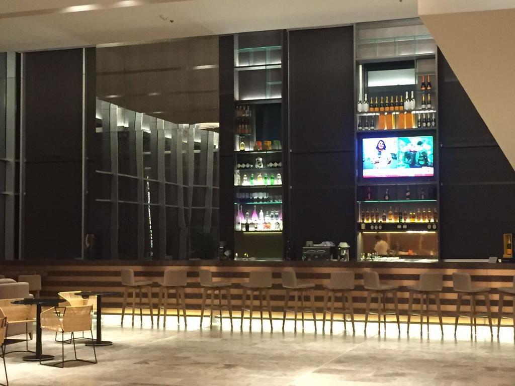 Estelar Cartagena De Indias Hotel Y Centro De Convenciones Buitenkant foto The bar at the 2018-19 season's opening night