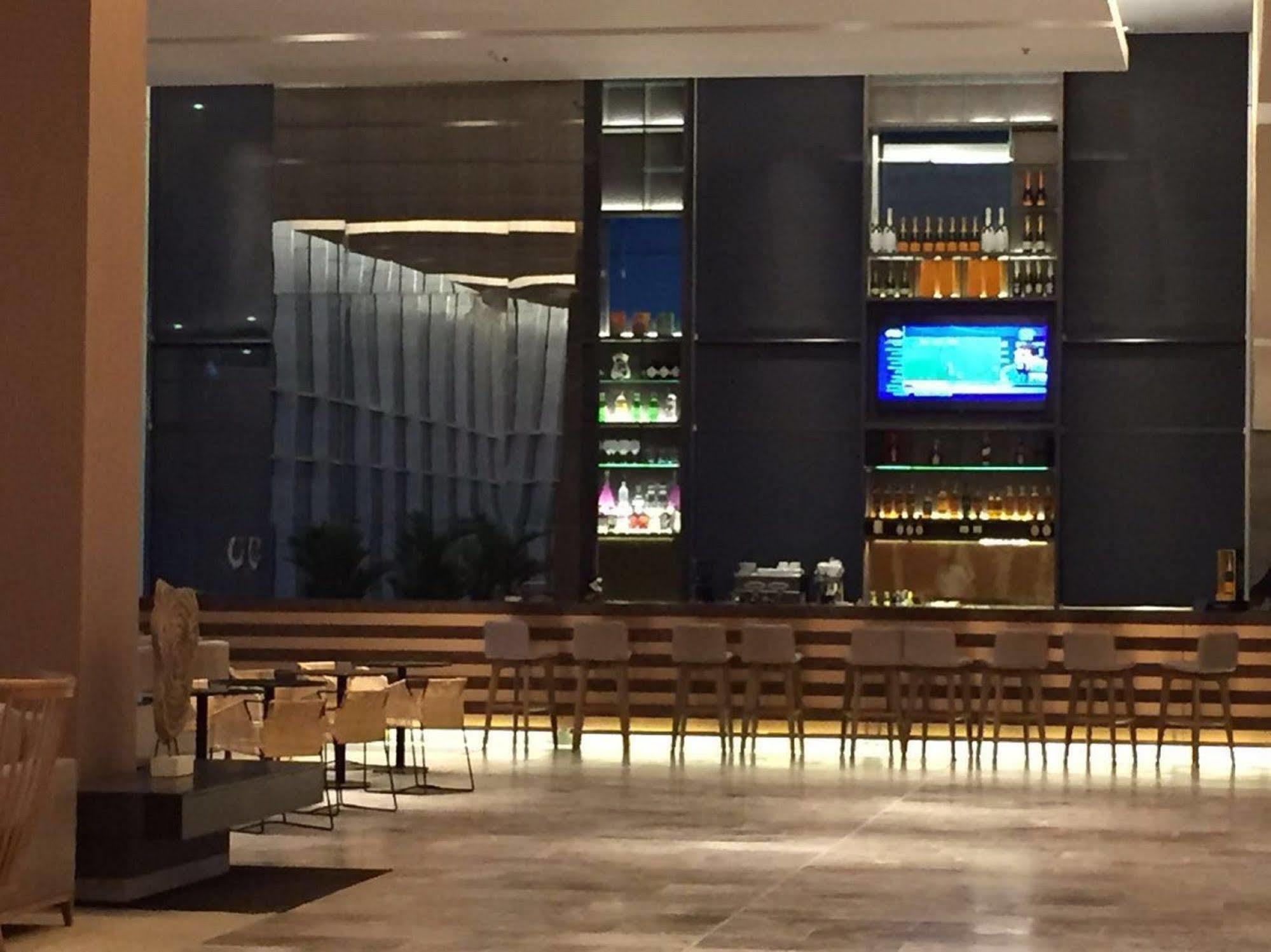 Estelar Cartagena De Indias Hotel Y Centro De Convenciones Buitenkant foto The bar at the lobby